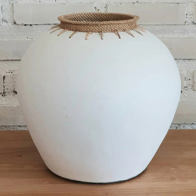 Round Pottery With Rattan Edges