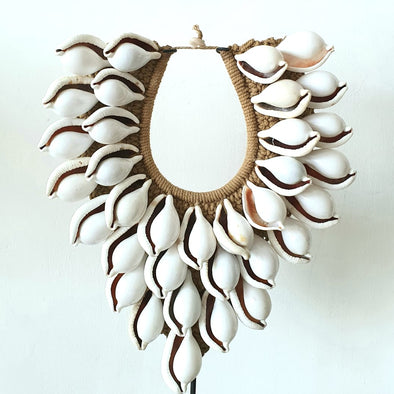 Large White Sea Shell Decor Necklace With Stand